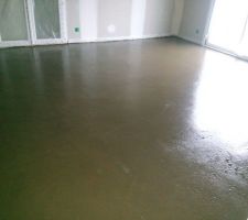 Enduit de lissage sur toute la surface de la maison, en vue de recevoir le sol PVC