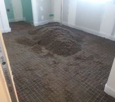 2&egrave;me chape d'enrobage du chauffage par le sol, avec treillis.