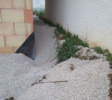 Phase VRD... remblais en gravier sur le côté de la maison avec drain en dessous