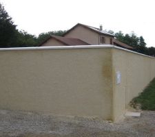 Crépis du mur de cloture devant la maison (en cours de séchage au moment de la photo)