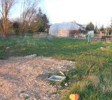 Le terrain avec des poneys &agrave; cot&eacute; sauf l'&eacute;t&eacute; les mouches en moins :)