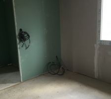 Chambre 1 avec accès salle de bain porte coulissante