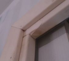 Réserve : 1 morceau d'un montant d'une porte à galandage abîmé.