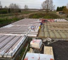 Pose du plancher chauffant incorporé a la dalle et ferraillage de la dalle