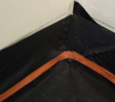 Coulage de la seconde chape pentée : marquage périphérique au scotch orange