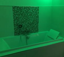 Mise en place applique d'ambiance pour l'espace bain de la salle de bain.