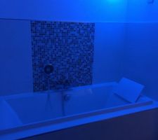 Mise en place applique d'ambiance pour l'espace bain de la salle de bain.