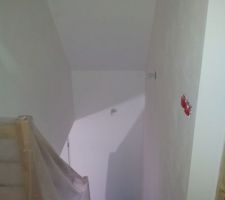 Peinture en cours dans la cage d'escalier
