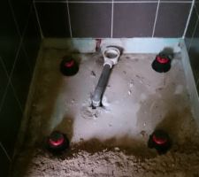 Voil&agrave; le r&eacute;sultat apr&egrave;s la d&eacute;pos&eacute; du receveur. Je me demande si la pose a &eacute;t&eacute; faite correctement. J'ai de gros doute surtout avec tous les probl&egrave;mes qu'on a rencontr&eacute; : le joint qui ne tenait pas, fissure du receveur