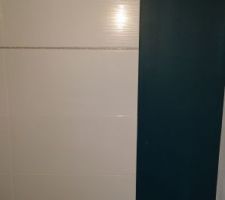 Contraste fa&iuml;ence blanche sdb et peinture bleu arlequin (1&egrave;re couche)