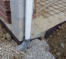 Évacuation du toit enterrée pas trop en profondeur afin de permettre qu elle soit au bon niveau pour qu elle aIlle dans les récupérateurs d eau de pluie.