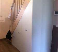 Placard sous escalier peint
