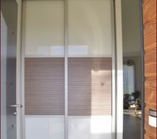 Placard de l'entrée (vu de la porte d'entrée)