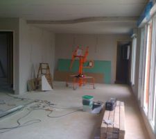 La cuisine au fond avec faux plafond