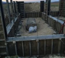 Coulage du b&eacute;ton dans le coffrage du vide sanitaire