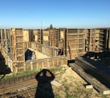 Coulage du b&eacute;ton dans le coffrage du vide sanitaire