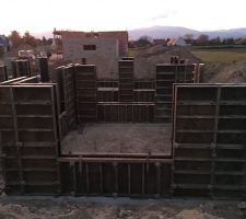 Mise en place du coffrage du vide sanitaire