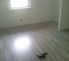 Aper&ccedil;u de la pi&egrave;ce avec le parquet pos&eacute; (&agrave; droite la cloison qui d&eacute;limite le placard)