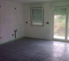 Aper&ccedil;u du c&ocirc;t&eacute; cuisine/salle &agrave; manger avec le carrelage pos&eacute;, carreaux de 45 cm gris, pose droite.