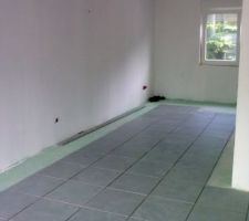 Aper&ccedil;u du carrelage pos&eacute; du c&ocirc;t&eacute; salle &agrave; manger/salon