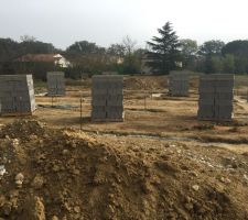 D&eacute;pose des parpaings du vide sanitaire sur le terrain