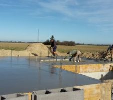 Béton Michel en train de sortir les bulles d'air pour lisser la dalle