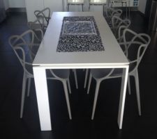 Table FOUR et chaises Masters de chez Kartell.