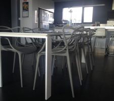 Table FOUR et chaises Masters de chez Kartell.