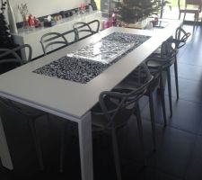 Table FOUR et chaises Masters de chez Kartell.