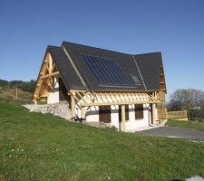 Construction de l'auvent Ouest qui protège le pignon des pluies sous le vent dominant d'ouest. Il fait aussi casquette (pare soleil l'été). La photo a été prise le 31/10/2014 à 14h.