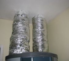 Chauffe-eau thermodynamique avec gainage extérieur - gaine semi-rigide alu en sortie et en entrée.