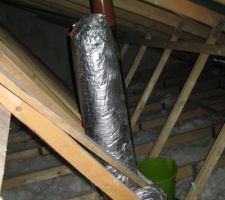 Chauffe-eau thermodynamique avec gainage extérieur - gaine semi-rigide alu en sortie et en entrée.