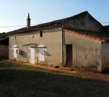 Le bâtiment que nous allons restaurer!!!! Photo prise le jour de la signature chez le notaire!!!