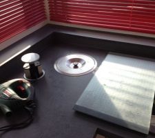 Pose d'une poubelle et de prises escamotables