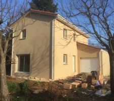 La façade est quasi-finie !! reste plus que les encadrements... !