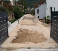 Livraison des matériaux pour l'entrée et le parking.