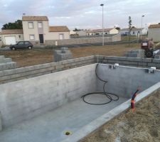 Piscine donnant directement sur la terrasse et la baie a galandage de 3m