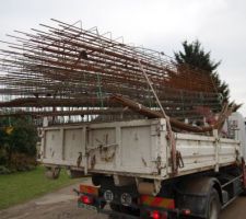 Un petit camion de ferrailles