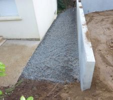 Mur de sout&egrave;nement et all&eacute;e gravillonn&eacute;e