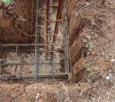 Le ferraillage (croisement au poteau et ferrailles attachées)