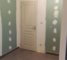 Cellier avec la porte isolante donnant sur le garage