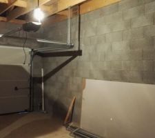 Garage avec notre porte changée et le moteur pour l'ouverture