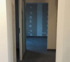 Couloir vers le bureau, à gauche la salle d'eau, à droite le futur placard, c'est sombre donc on va tirer des LED depuis l'éclairage de l'entrée