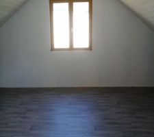 Après la pose de solives pour le plancher (  ajout de scotch phonique sur chaque solive), puis de plaque osb 22 mm vissées, le lambris bois massif est posé. Reste le lino à aller chercher et à poser et diverses finitions (plinthes, quarderons etc...).

Les rampants ont également été planchés pour gagner de la surface en placard sur toute la longueur de la maison. Pièce de 28 M2. La seconde fait 23 M2.
