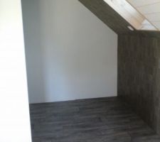 Après la pose de solives pour le plancher (  ajout de scotch phonique sur chaque solive), puis de plaque osb 22 mm vissées, le lambris bois massif est posé. Reste le lino à aller chercher et à poser et diverses finitions (plinthes, quarderons etc...).

La partie salle de bain est avec lambris PVC.