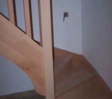 Voilà, escalier en hêtre massif posé, reste à vernir.