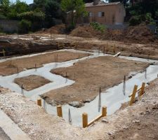 Béton de fondation en cours de séchage, un vrai billard