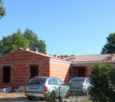 La toiture est en cours d'achèvement. étape importante car maintenant on voit le volume de la maison et ce que cela donne sur le terrain.
on est ravis.