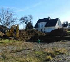 Apr&egrave;s avoir effectu&eacute; l'implantation la veille, la soci&eacute;t&eacute; de terrassement Kelkit proc&egrave;de au trou