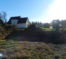 Apr&egrave;s avoir effectu&eacute; l'implantation la veille, la soci&eacute;t&eacute; de terrassement Kelkit proc&egrave;de au trou